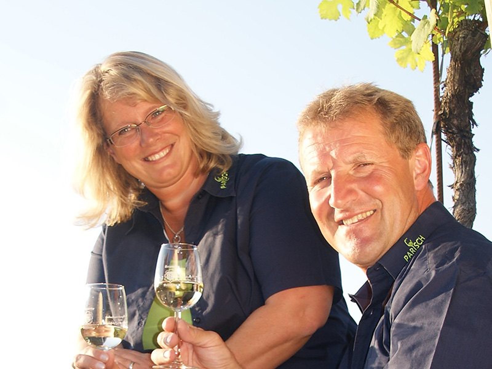 Irene und Franz Parisch mit einem Glas Wein im Weingarten