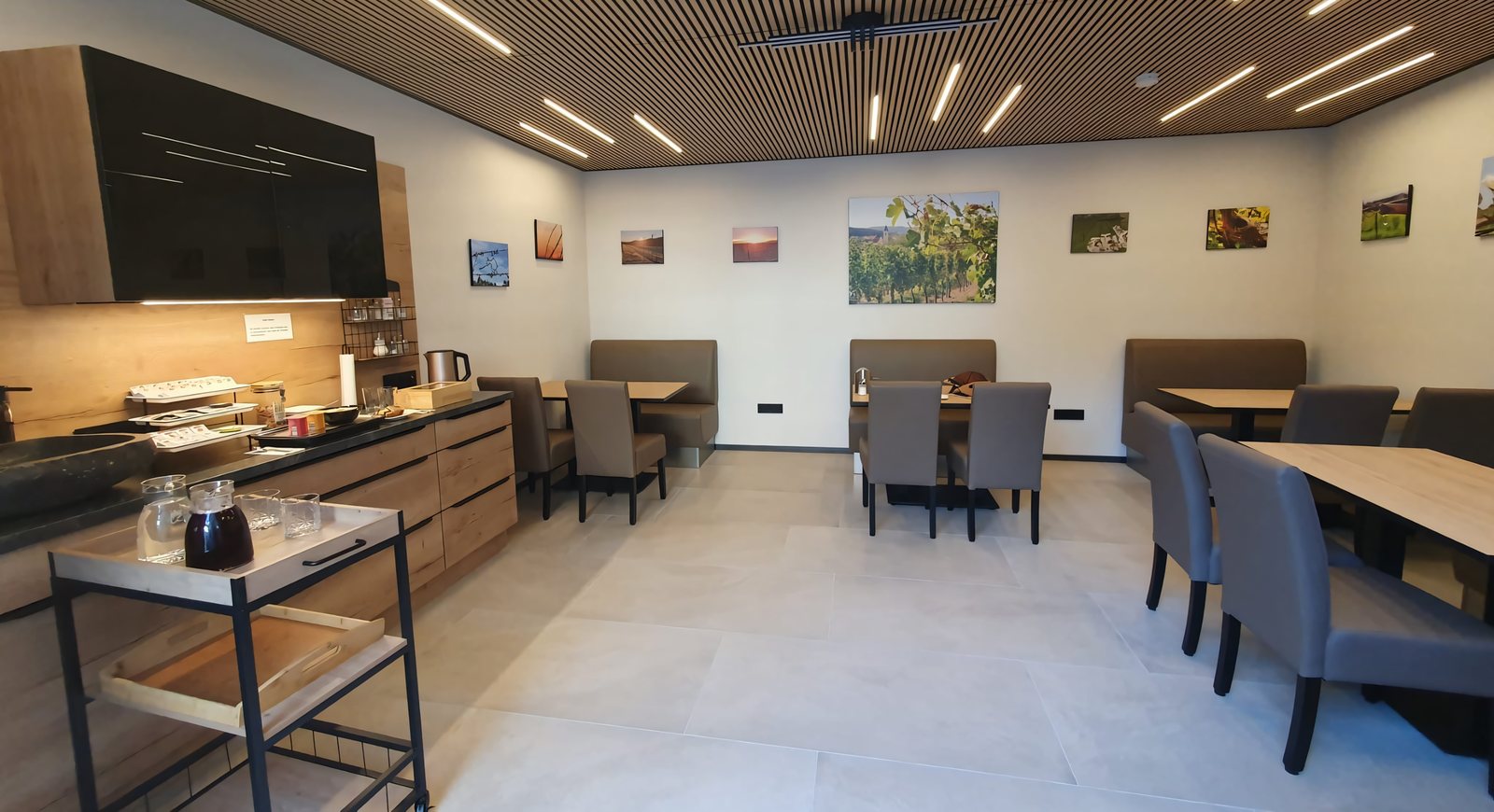Heller Frühstücksraum mit Buffet und gemütlichen Sitzecken