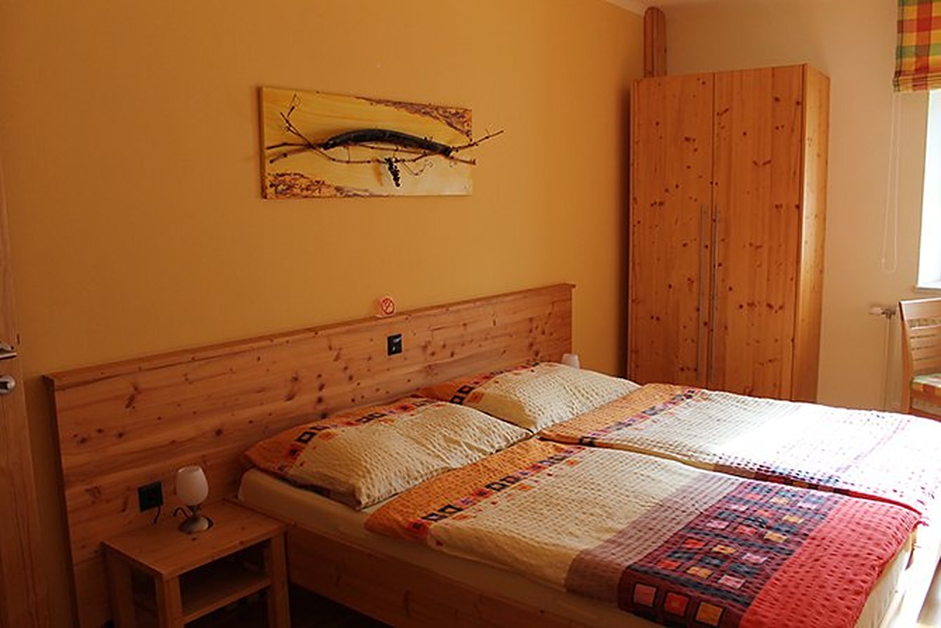 Gästezimmer mit Holzbett
