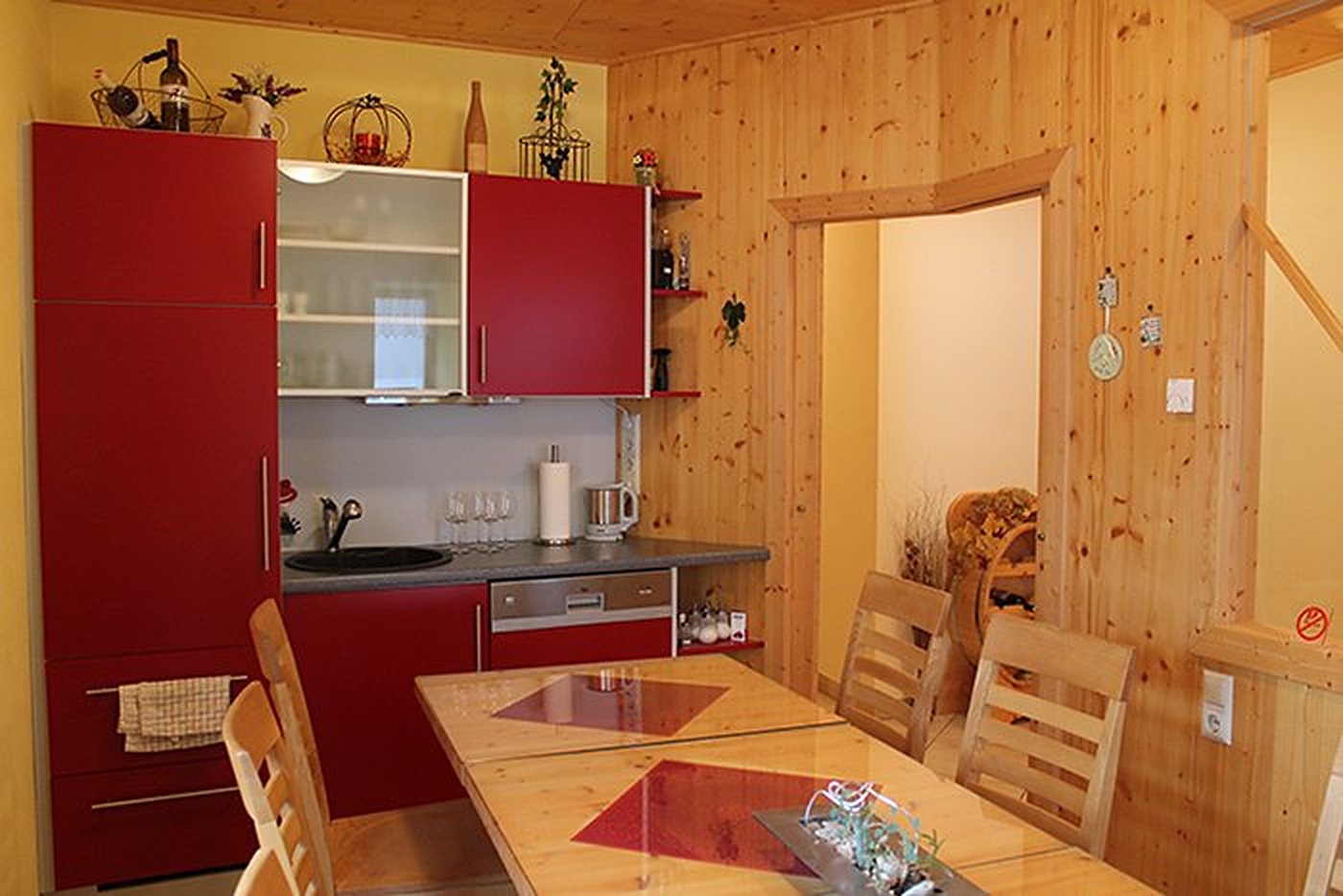 Wohnraum mit Küchenzeile und Esstisch aus Holz